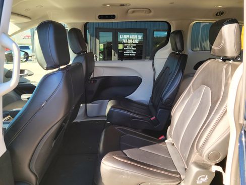 Used 2024 Chrysler Pacifica Touring-L image 18