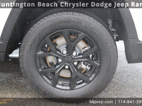 Used 2025 Jeep Grand Cherokee L Altitude image 8