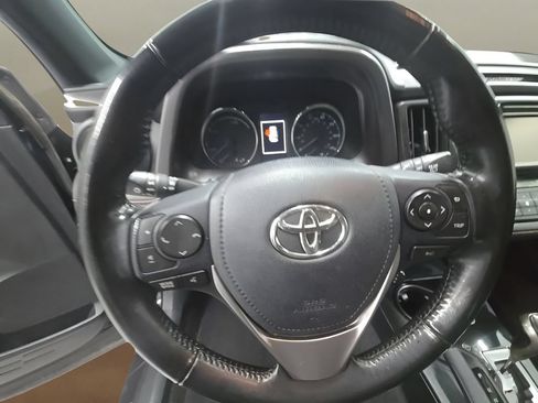 Used 2018 Toyota RAV4 SE AWD/4WD image 30