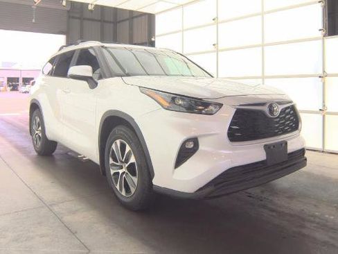 Used 2023 Toyota Highlander XLE image 1