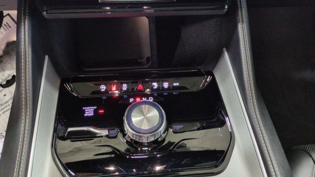 Used 2025 Jeep Wagoneer 4WD w/ Premium Group I image 18