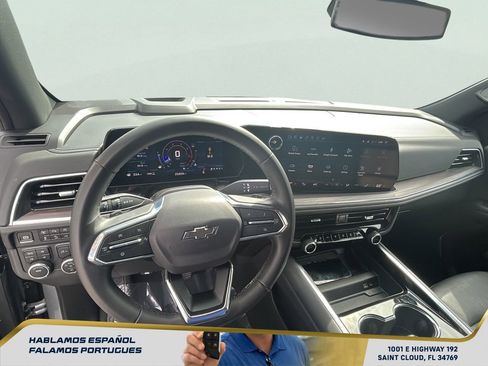 Used 2025 Chevrolet Suburban Z71 image 18