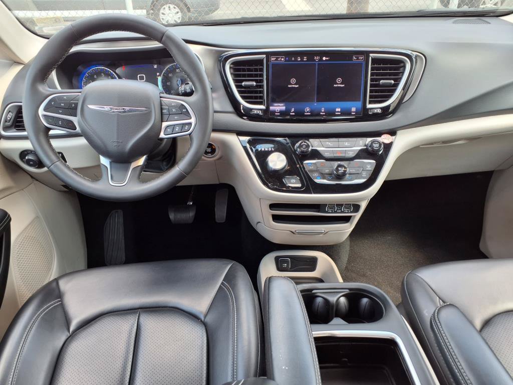 Used 2023 Chrysler Pacifica Touring-L FWD image 8