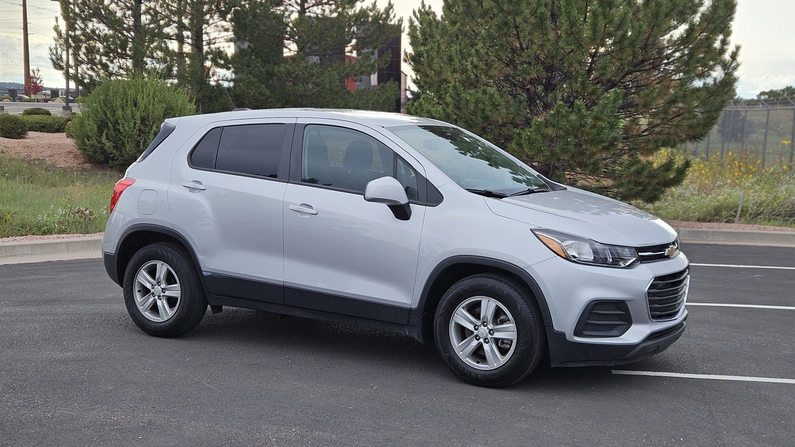 Used 2022 Chevrolet Trax LS w/ Tint and Cruise Package FWD image 1