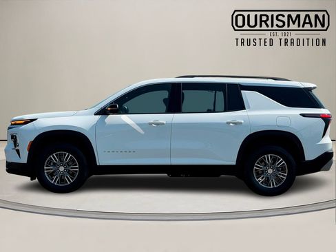Used 2024 Chevrolet Traverse LT image 3