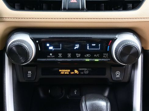 Used 2021 Toyota RAV4 LE AWD/4WD image 19