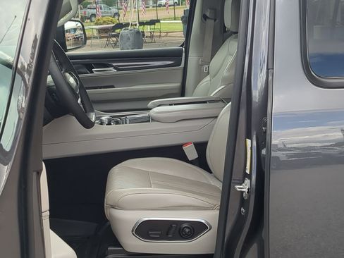 Used 2022 Jeep Wagoneer Series I AWD/4WD image 11