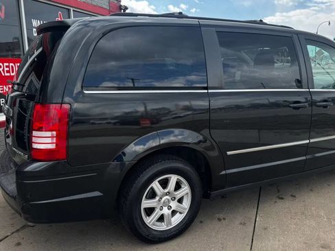 Used 2010 Chrysler Town & Country Touring Plus image 4