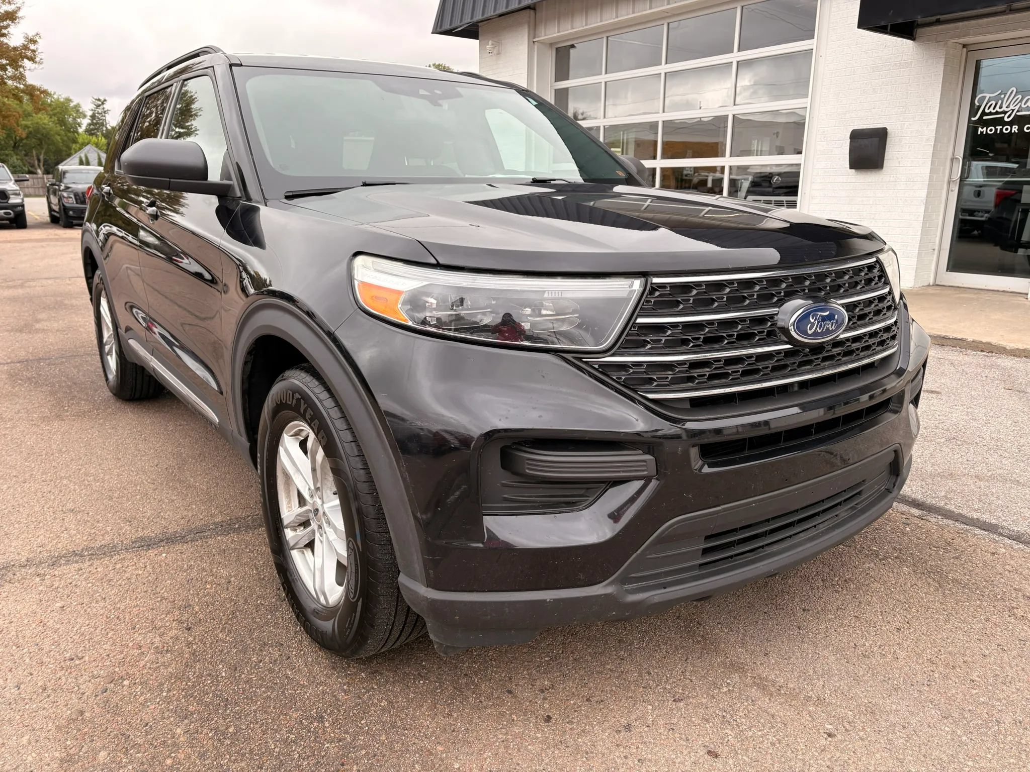 Used 2020 Ford Explorer XLT w/ Comfort Package AWD/4WD image 2