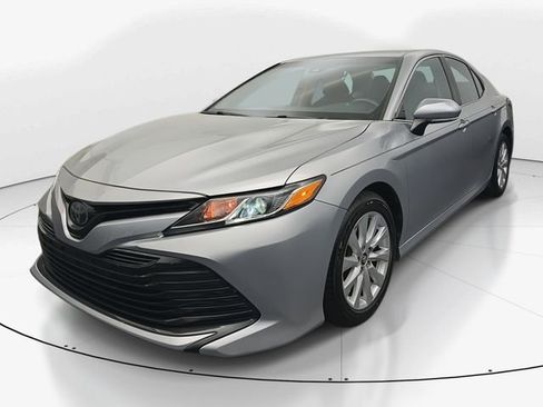 Used 2018 Toyota Camry LE w/ Convenience Package image 5