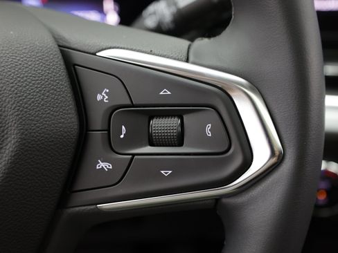 Used 2024 Chevrolet Trax LT w/ Sunroof Package FWD image 27
