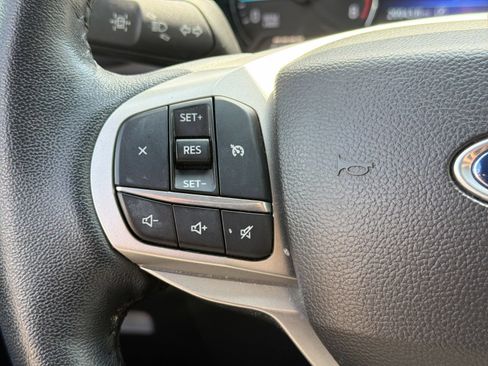 Used 2023 Ford Explorer XLT AWD/4WD image 25