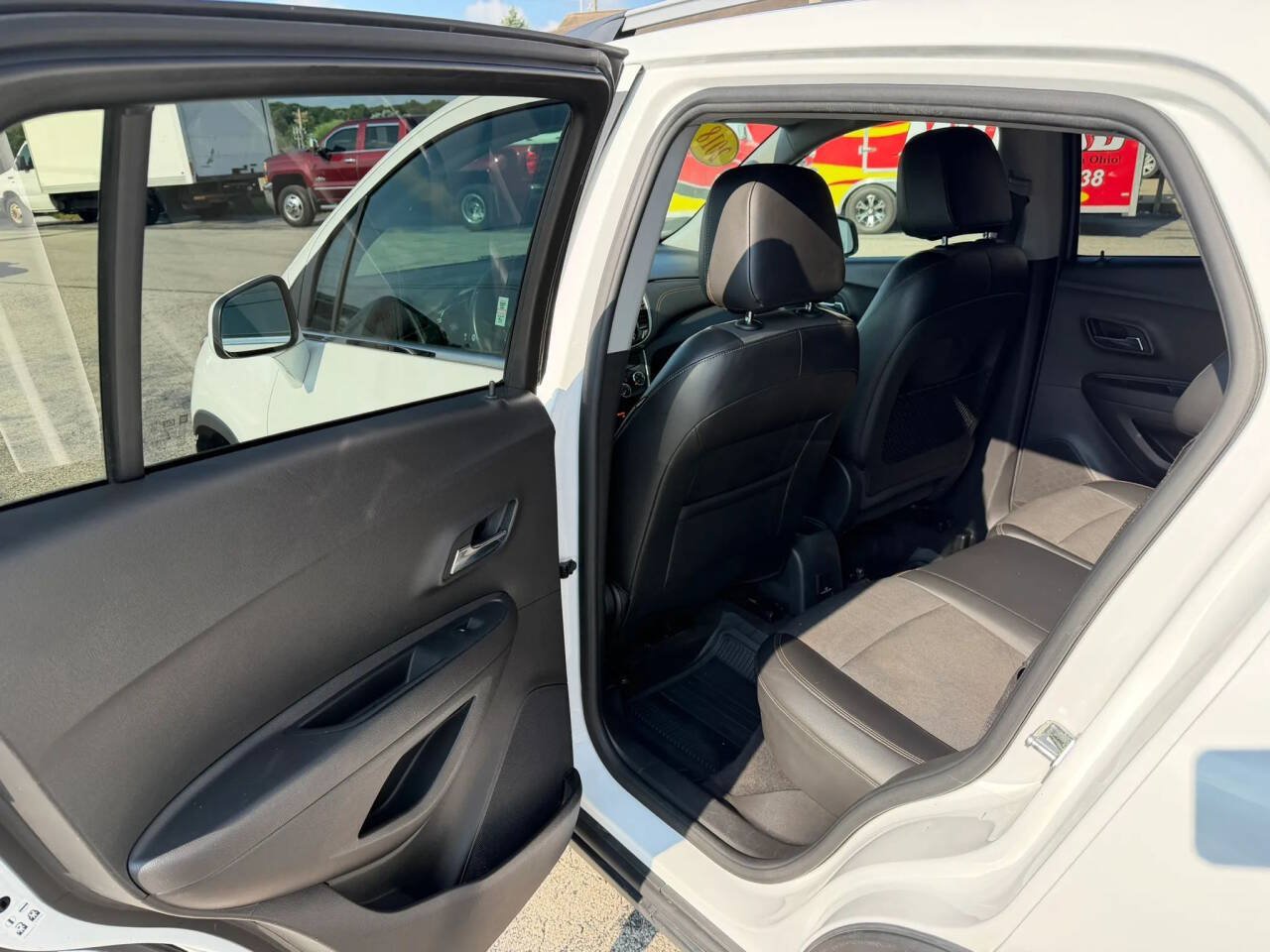 Used 2018 Chevrolet Trax LT w/ LT Convenience Package AWD/4WD image 17