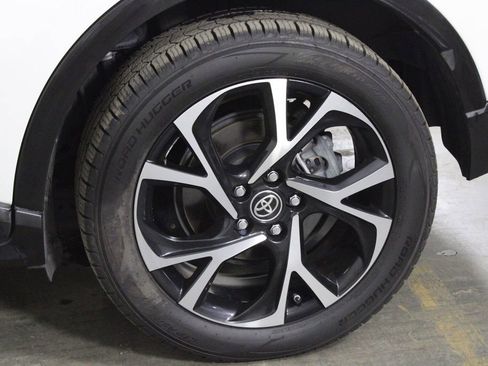 Used 2021 Toyota C-HR XLE image 40