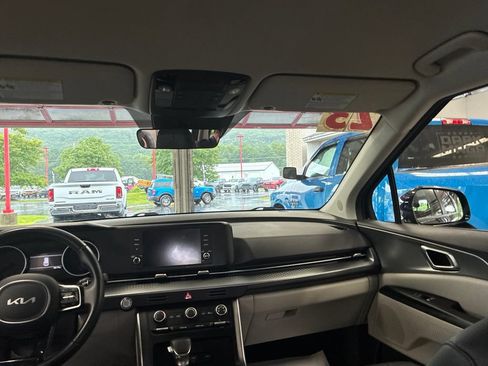 Used 2023 Kia Carnival LX FWD image 25