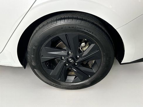Used 2022 Hyundai Elantra SEL image 11