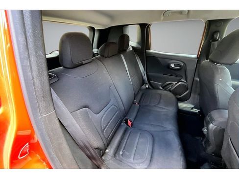 Used 2021 Jeep Renegade Latitude FWD image 40