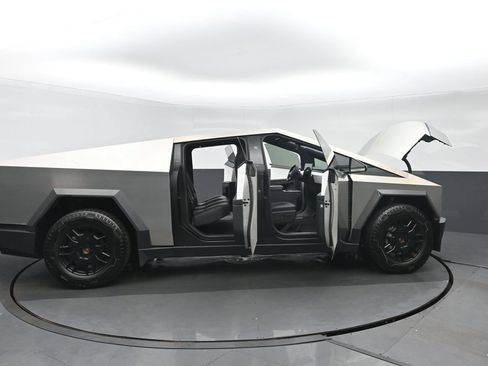 Used 2024 Tesla Cybertruck AWD Crew Cab image 40