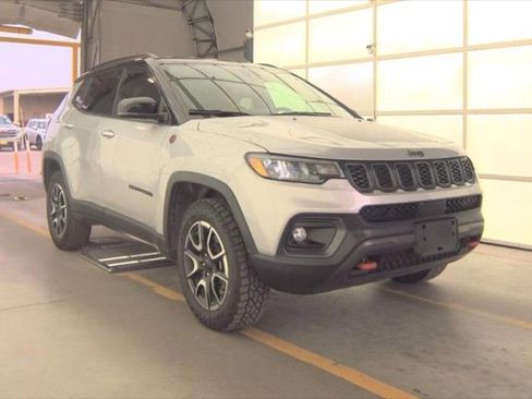 Used 2024 Jeep Compass Trailhawk image 3