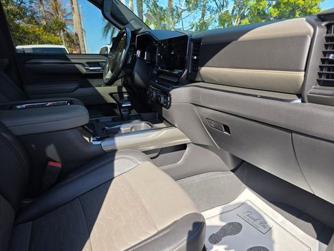 Used 2022 Chevrolet Silverado 1500 ZR2 w/ Technology Package image 9