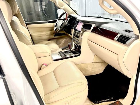 Used 2013 Lexus LX 570 4WD w/ Luxury Pkg image 23