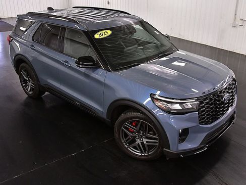 Used 2025 Ford Explorer ST AWD/4WD image 12
