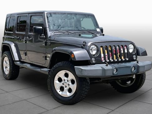 Used 2014 Jeep Wrangler Unlimited Sahara w/ Connectivity Group AWD/4WD image 3