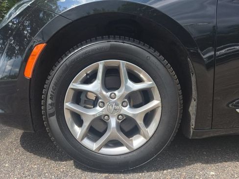 Used 2019 Chrysler Pacifica Limited FWD image 3