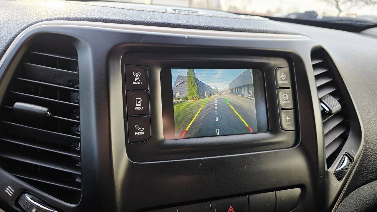 Used 2015 Jeep Cherokee Latitude w/ Cold Weather Group AWD/4WD image 19