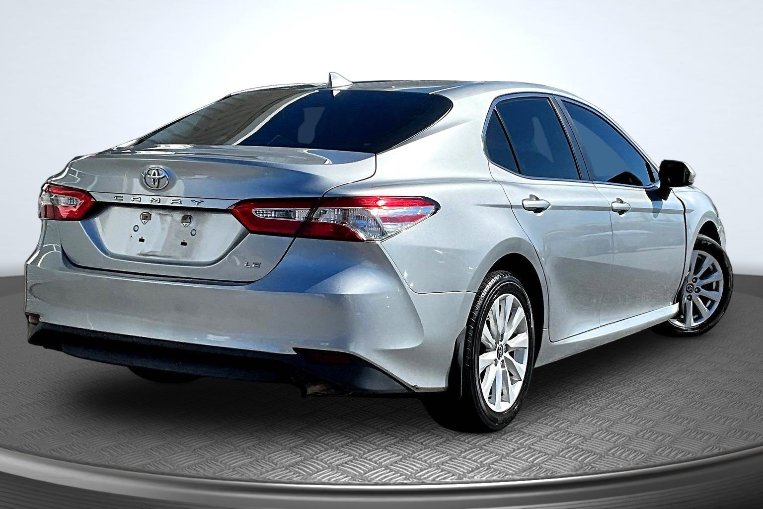 Used 2019 Toyota Camry LE FWD image 4