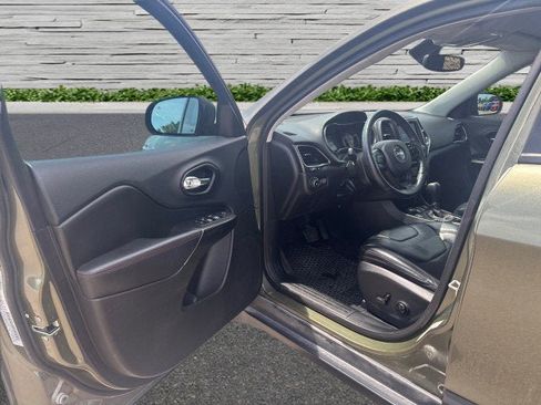 Used 2019 Jeep Cherokee Trailhawk w/ Cold Weather Group image 27