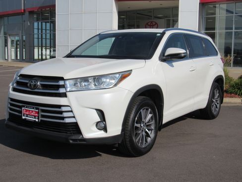 Used 2017 Toyota Highlander XLE w/ Carpet Mat Package AWD/4WD image 2