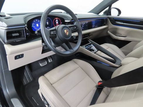 Certified 2025 Porsche Macan 4S Electric AWD/4WD image 4