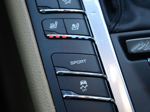 Used 2018 Porsche Macan image 24