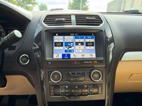 Used 2017 Ford Explorer XLT w/ Equipment Group 202A AWD/4WD image 11