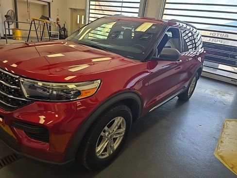 Used 2020 Ford Explorer XLT w/ Comfort Package image 3