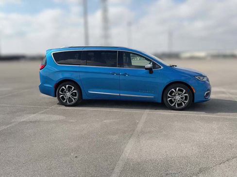 New 2026 Chrysler Pacifica Pinnacle image 14