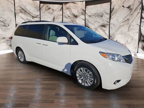 Used 2011 Toyota Sienna XLE image 9