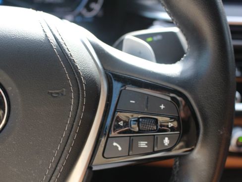 Used 2021 BMW 530e w/ Premium Package image 24