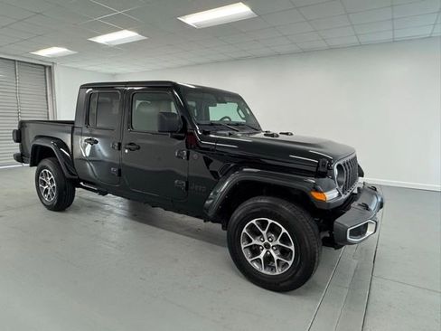 Used 2024 Jeep Gladiator Sport image 3