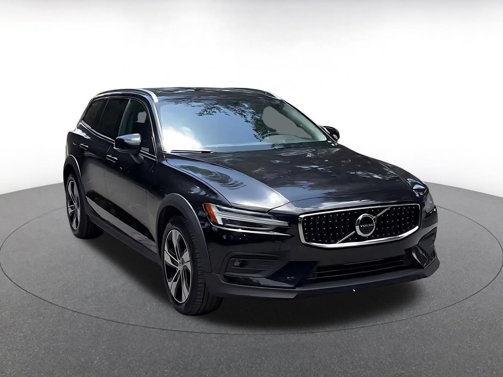 Used 2025 Volvo V60 B5 Cross Country Plus AWD/4WD image 3