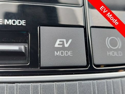 Used 2025 Toyota Sienna XLE FWD image 18