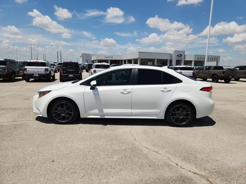 Used 2022 Toyota Corolla LE FWD image 4