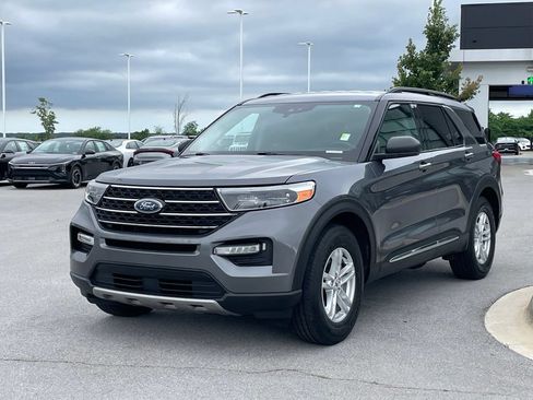 Used 2021 Ford Explorer XLT w/ Equipment Group 202A AWD/4WD image 3