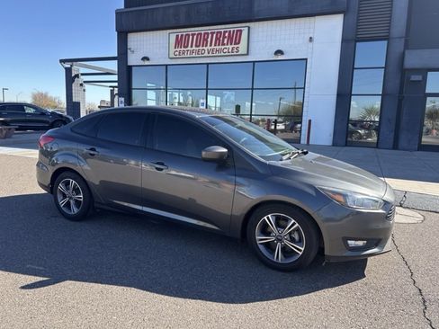 Used 2018 Ford Focus SE w/ SE Appearance Package image 2