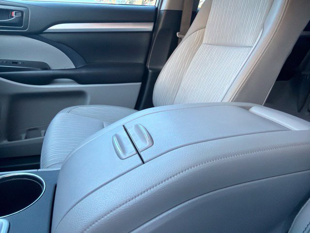 Used 2019 Toyota Highlander Plus FWD image 33