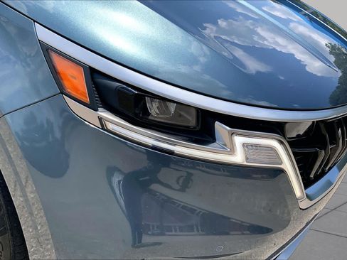 Used 2024 Kia Carnival EX FWD image 28