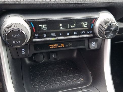 Used 2021 Toyota RAV4 XLE image 16