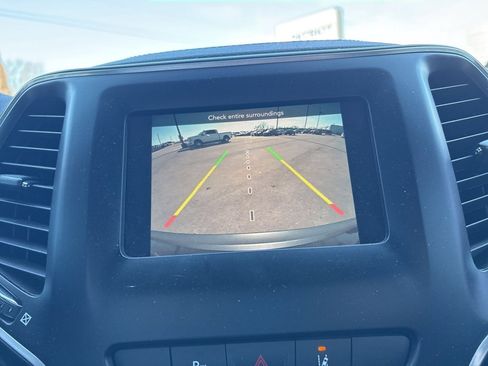 Used 2021 Jeep Cherokee Latitude Plus image 22