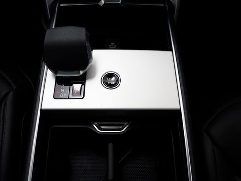 New 2025 Land Rover Range Rover Long Wheelbase SE image 13